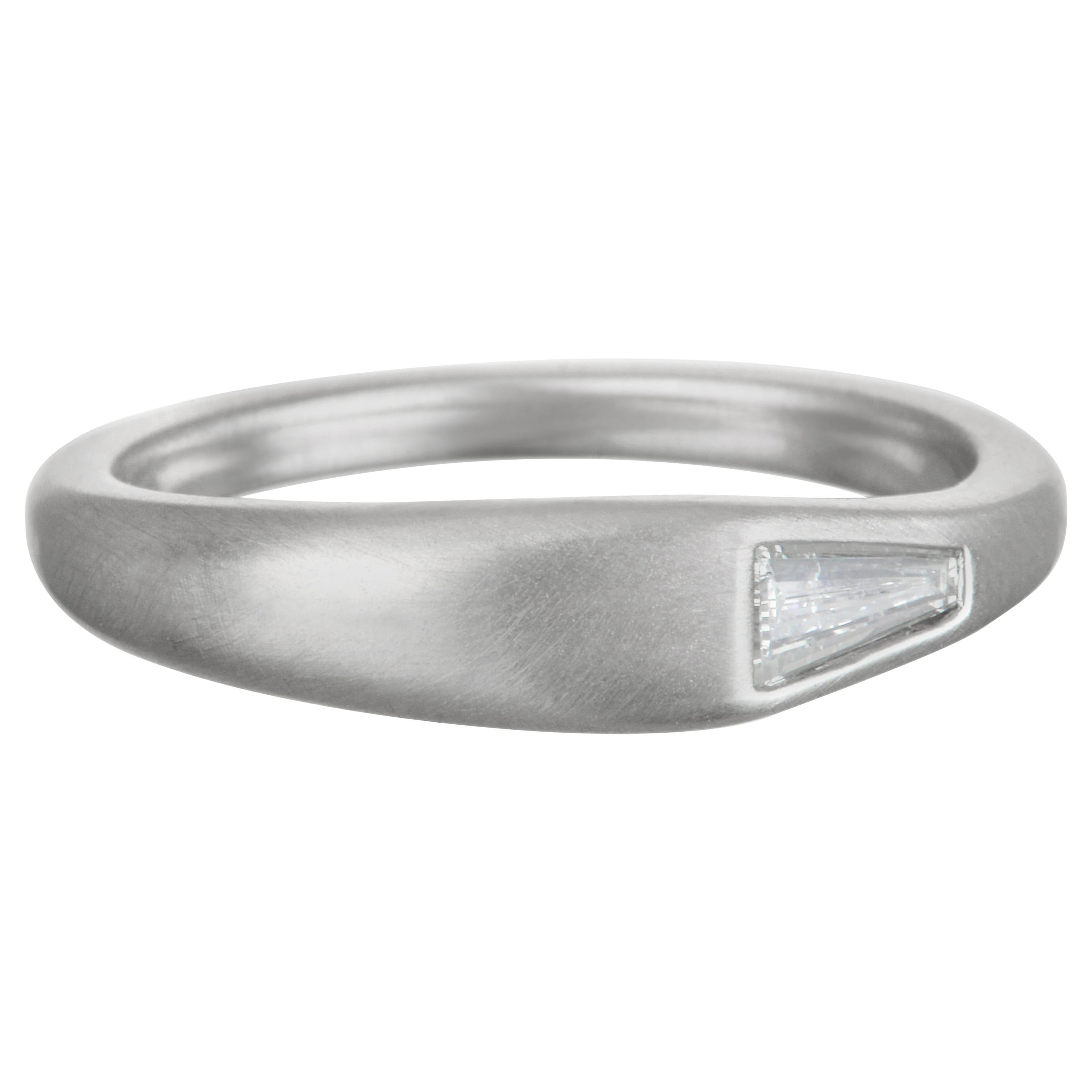 Platin Baguette-Ring mit spitz zulaufenden Diamanten von Kim, Platin