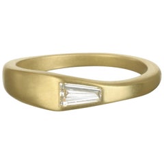 18 Karat spitz zulaufender Baguette-Diamantring von Faye Kim
