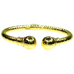 GEMOLITHOS Hammered Bangle in 14 Karat Gold