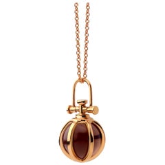 Moderne moderne Sacred 18 Karat Roségold Kristallkugel-Amulett-Halskette mit Rauchquarz