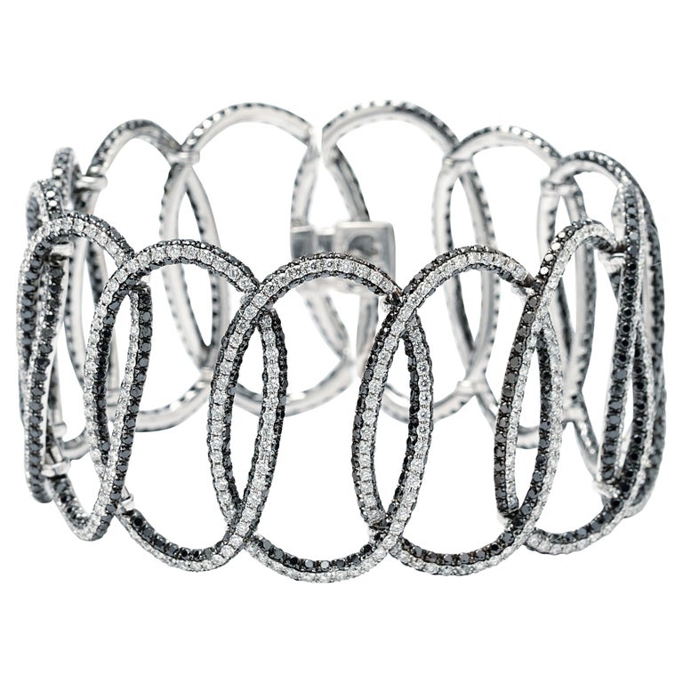 Ineinandergreifende große ovale 3-reihige Pavé-Diamanten-Armband im Angebot  bei 1stDibs