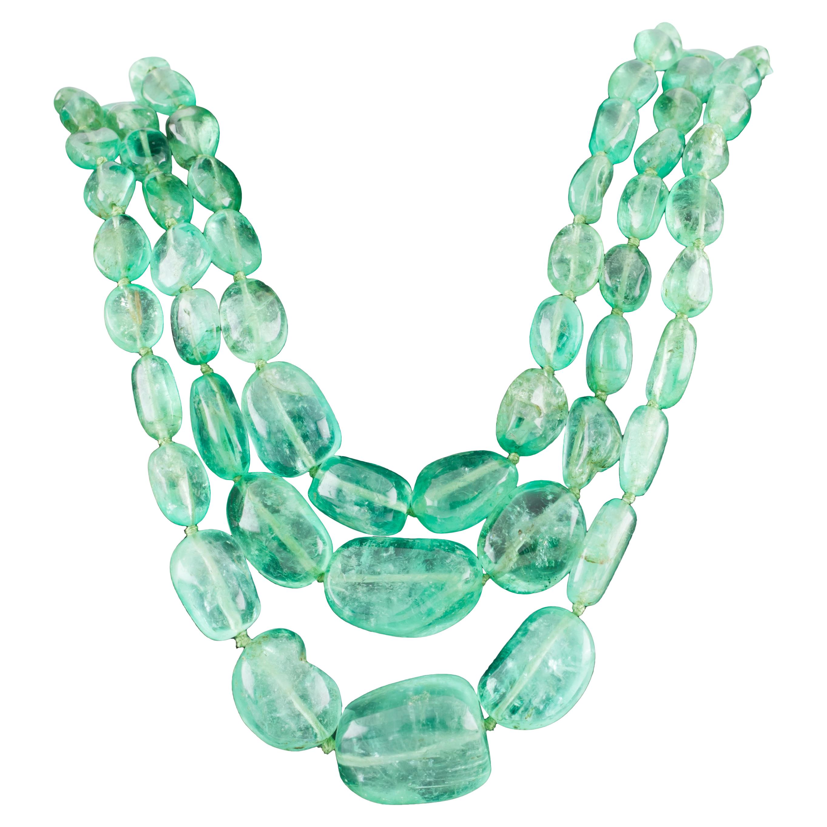 Dreireihige Halskette aus poliertem Smaragd 400 Karat mit Diamant-Verschluss aus 14 Karat Gold im Angebot