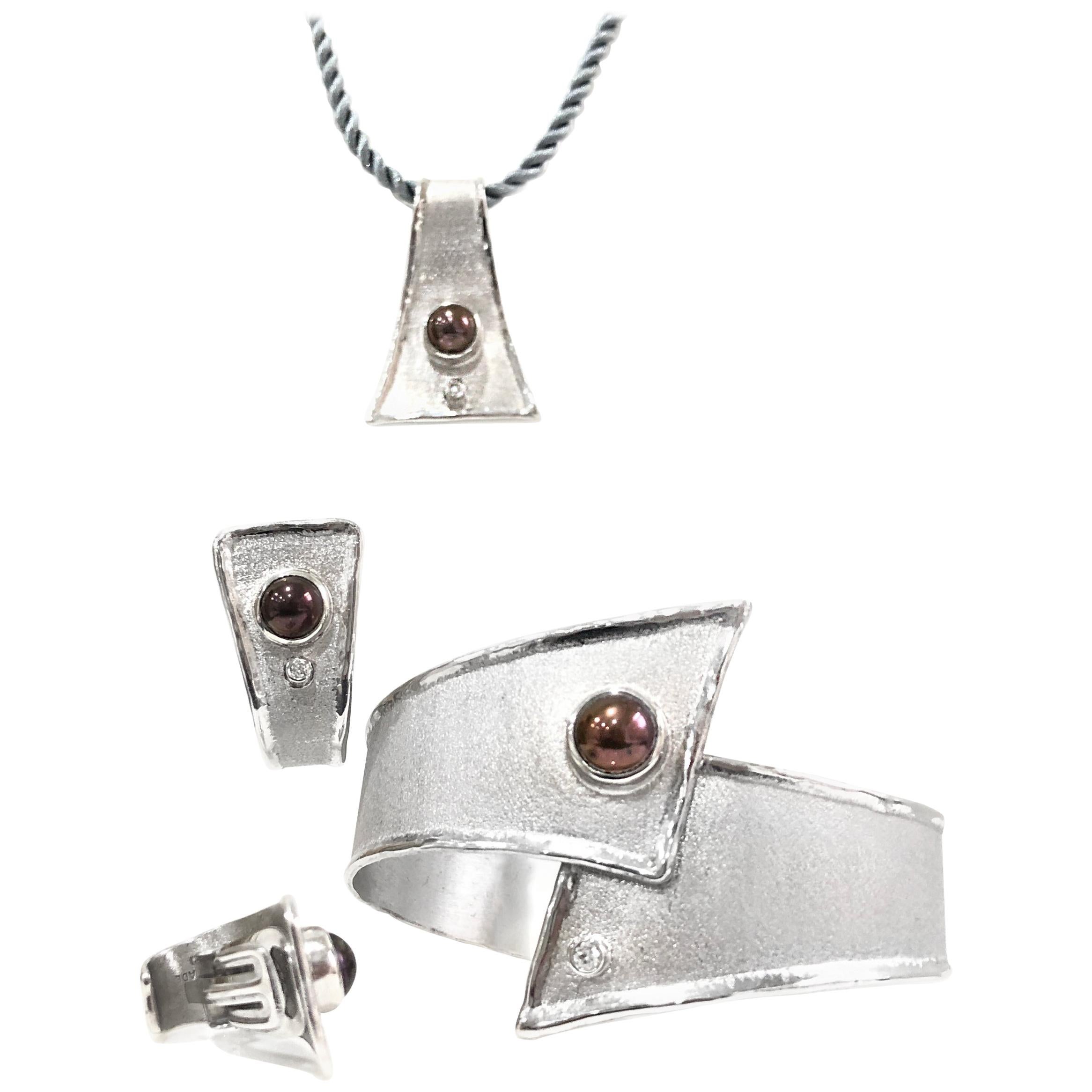 Yianni Creations Diamant-Set von Armband-Ohrringen und Anhänger mit dunklen Perlen im Angebot