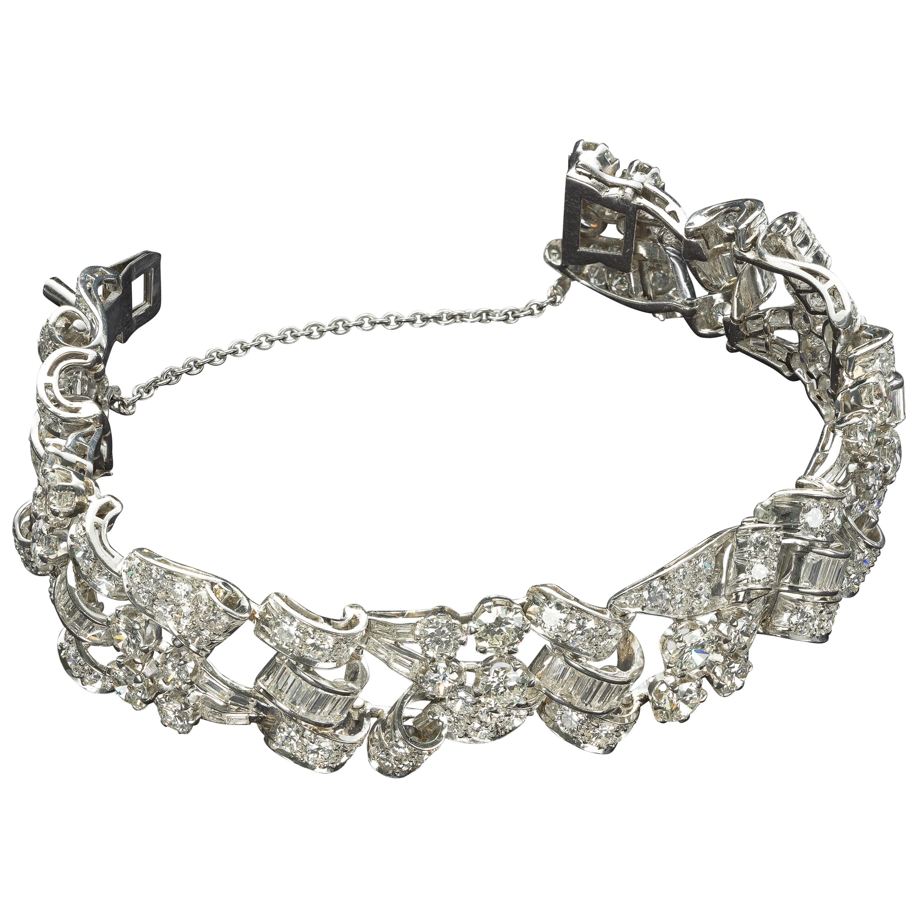 Elegant French Platinum Diamond Vintage-Bracelet, circa 1950