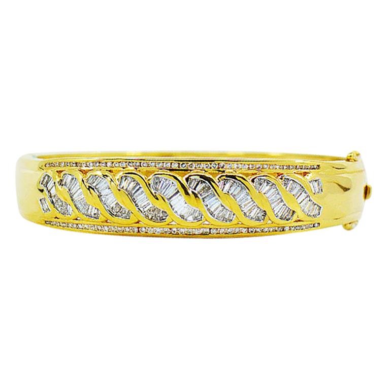 18 Karat Gold Diamond Bangle Bracelet, Round and Baguette Diamonds 2.48 Carat For Sale