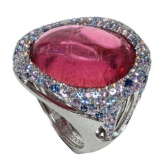 Bague en or blanc 18 carats avec rubellite, diamants 22,86 carats et saphirs