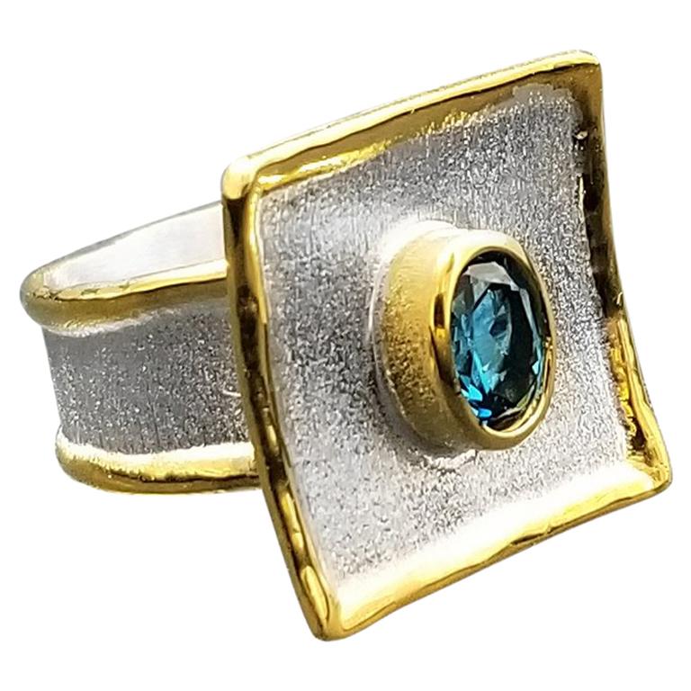 Yianni Creations Anillo de plata fina con topacio azul y oro de 24 quilates en dos tonos