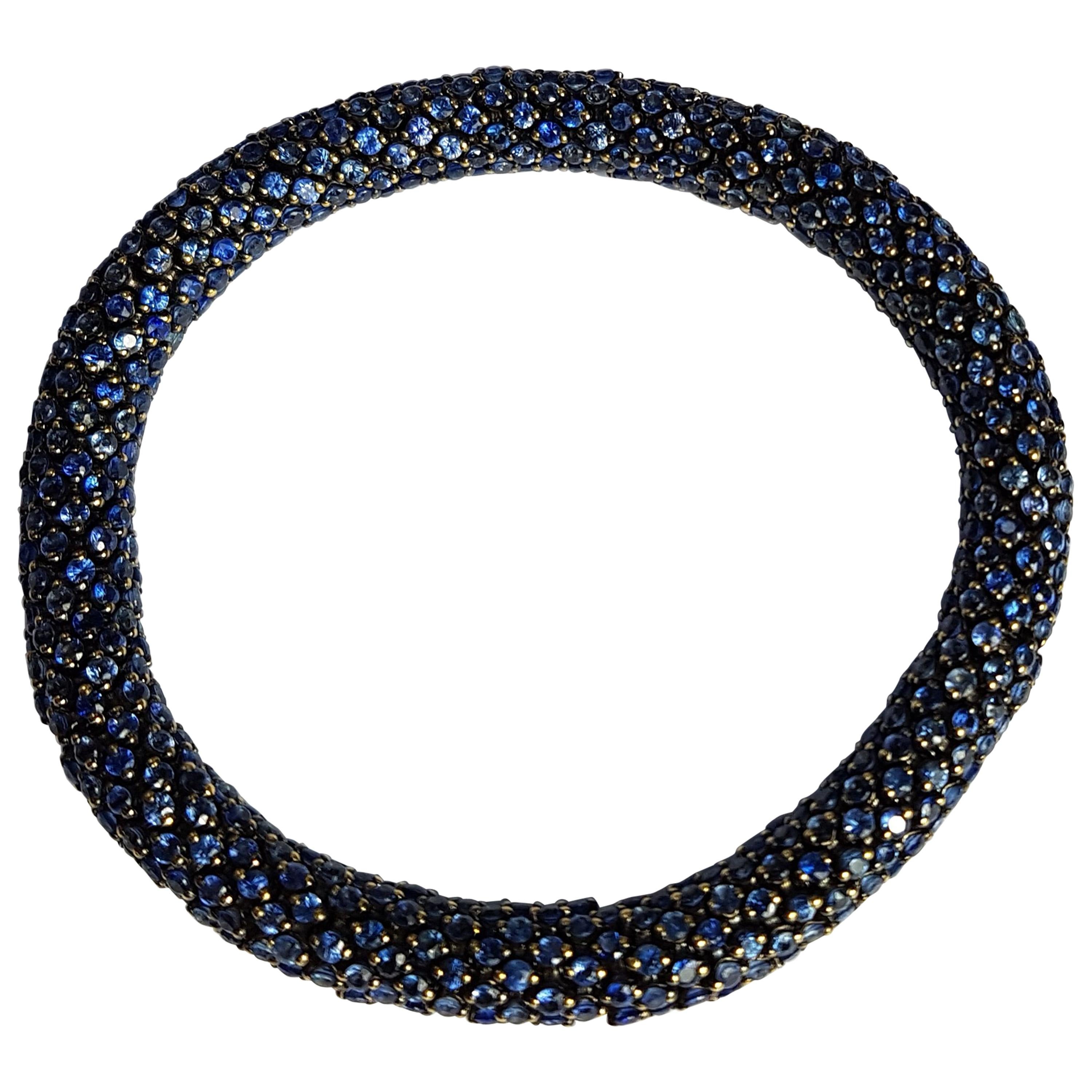 Bracelet souple en or blanc et saphirs bleus en vente