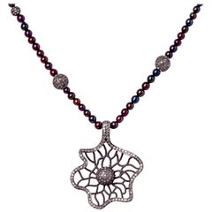 Collier fantaisie à fleurs en argent avec pendentif en perles et diamants