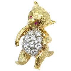 Broche ours dansant en or jaune avec diamants ronds brillants de 1,50 carat et rubis