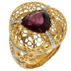 Ring aus 18 Karat Gelbgold mit Rhodolith Granat 8,22 Karat Diamanten