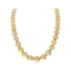 Halskette mit cremefarbenen Perlen
