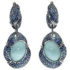 Boucles d'oreilles en or blanc 18 carats avec aigue-marine laiteuse et saphirs gradués de 18,84 carats