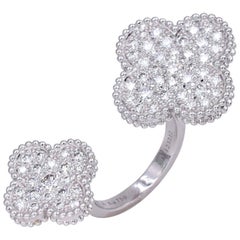 Van Cleef & Arpels Bague magique Alhambra entre les doigts
