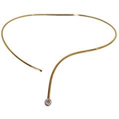 Design minimalista per questa semplice linea di oro giallo con diamante finale
