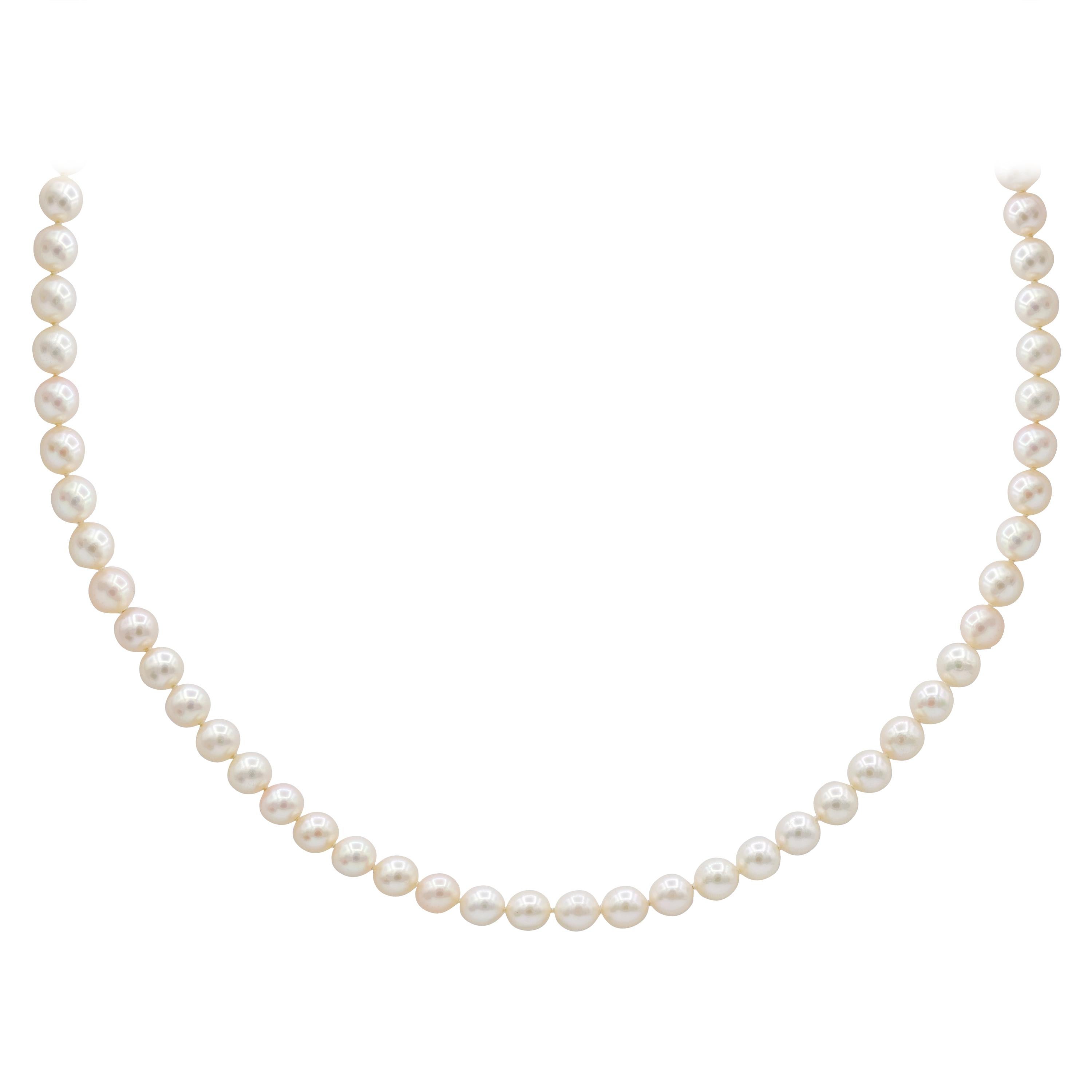 Collier de perles blanches avec fermoir, comporte des diamants ronds