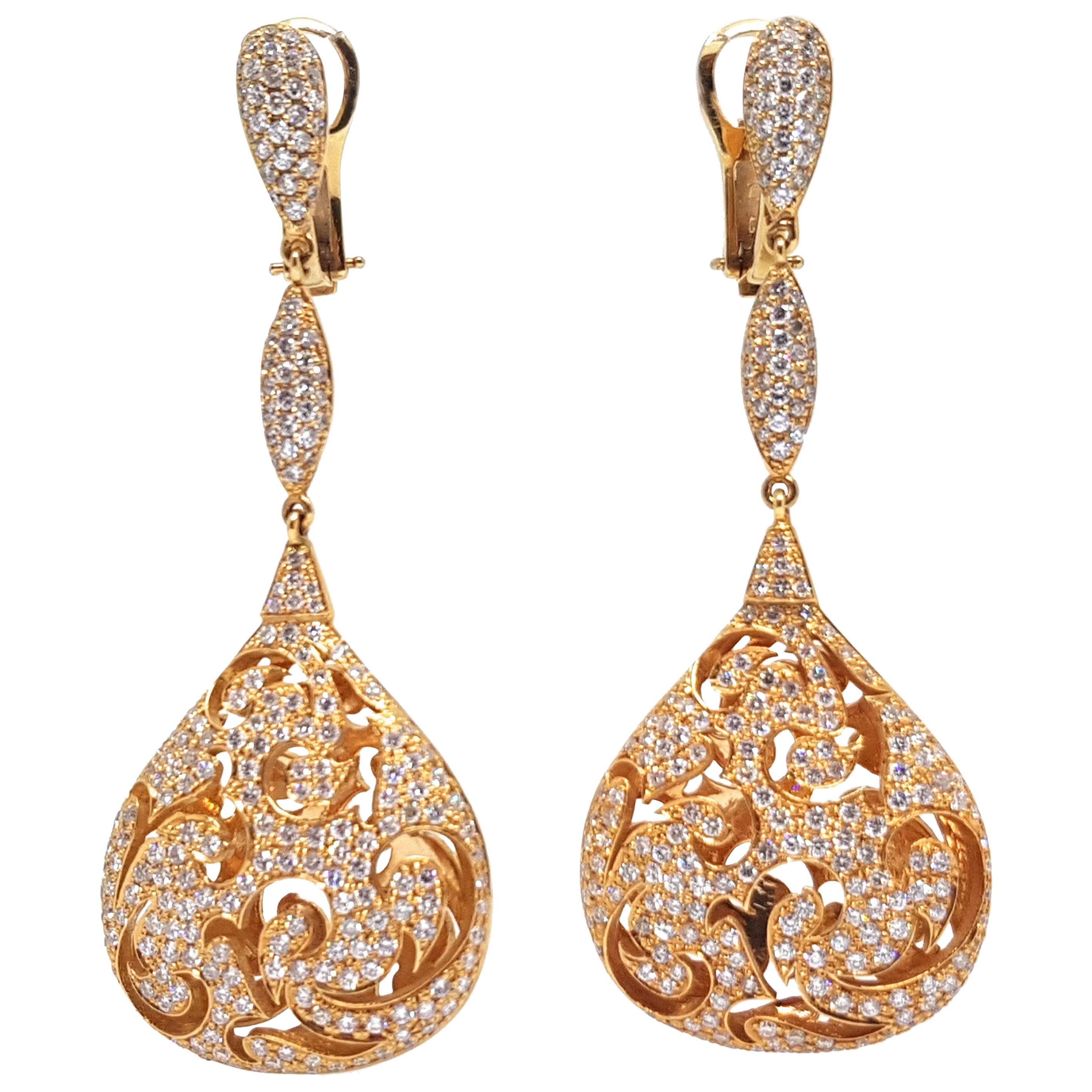 4.50 Carat 18 Karat Yellow Gold White Diamond Chandelier Drop Earrings For Sale