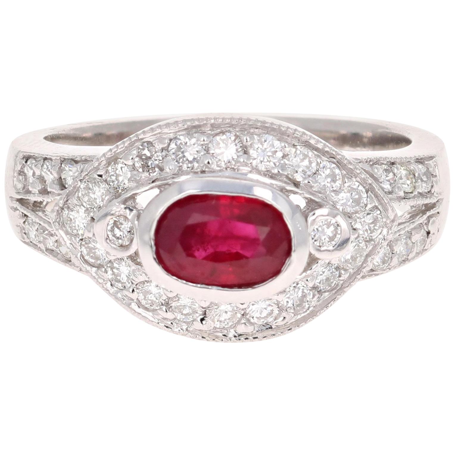 Bague cocktail en or blanc 14 carats avec diamants et rubis de Birmanie de taille ovale 1,51 carat