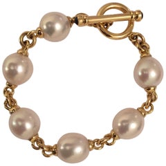18kt Yellow Gold link and South Sea Pearl Bracelet finished with Toggle closure 