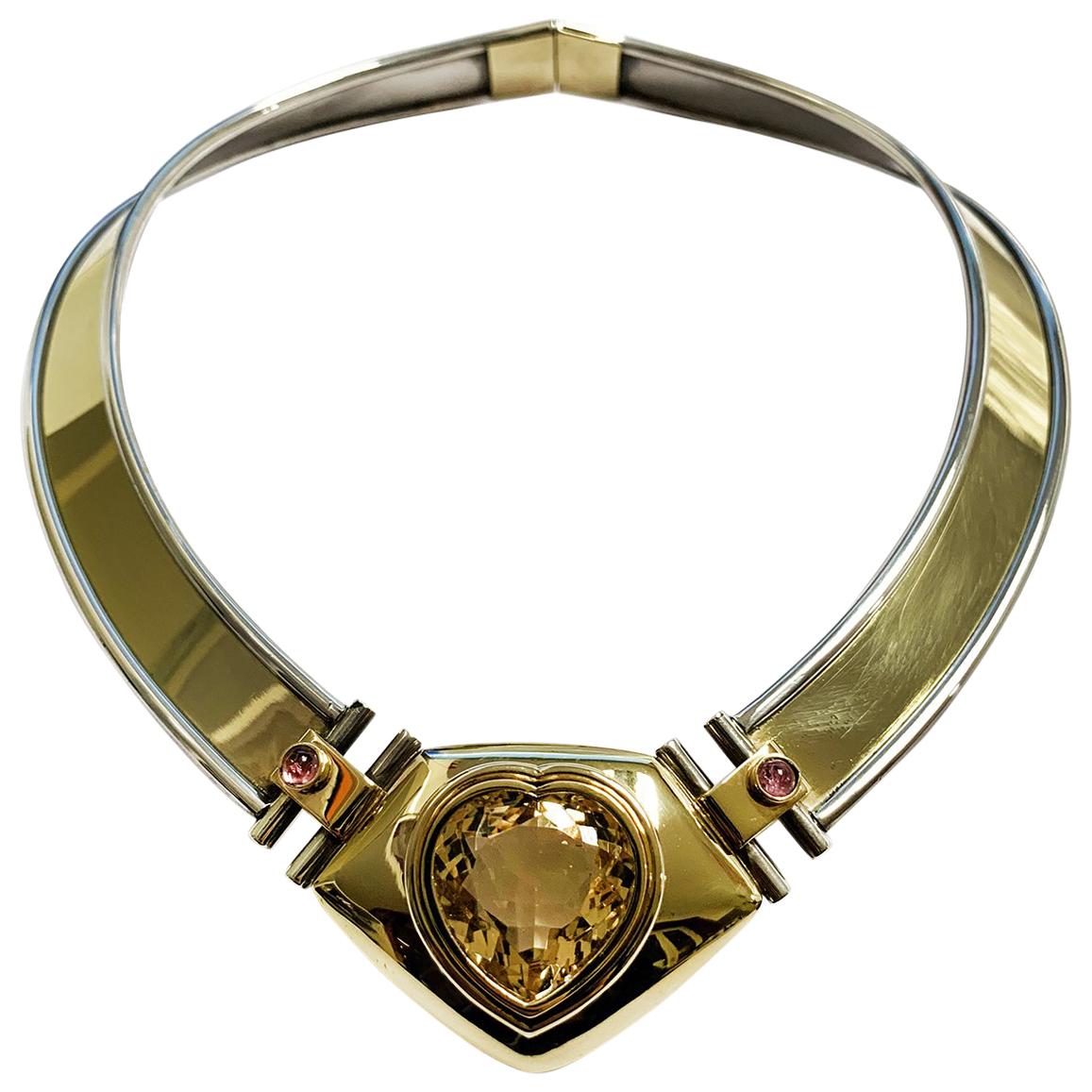 Halskette in zeitgenössischem Kunstdesign, Silber und Gold mit einem natürlichen Zitrinherz im Angebot