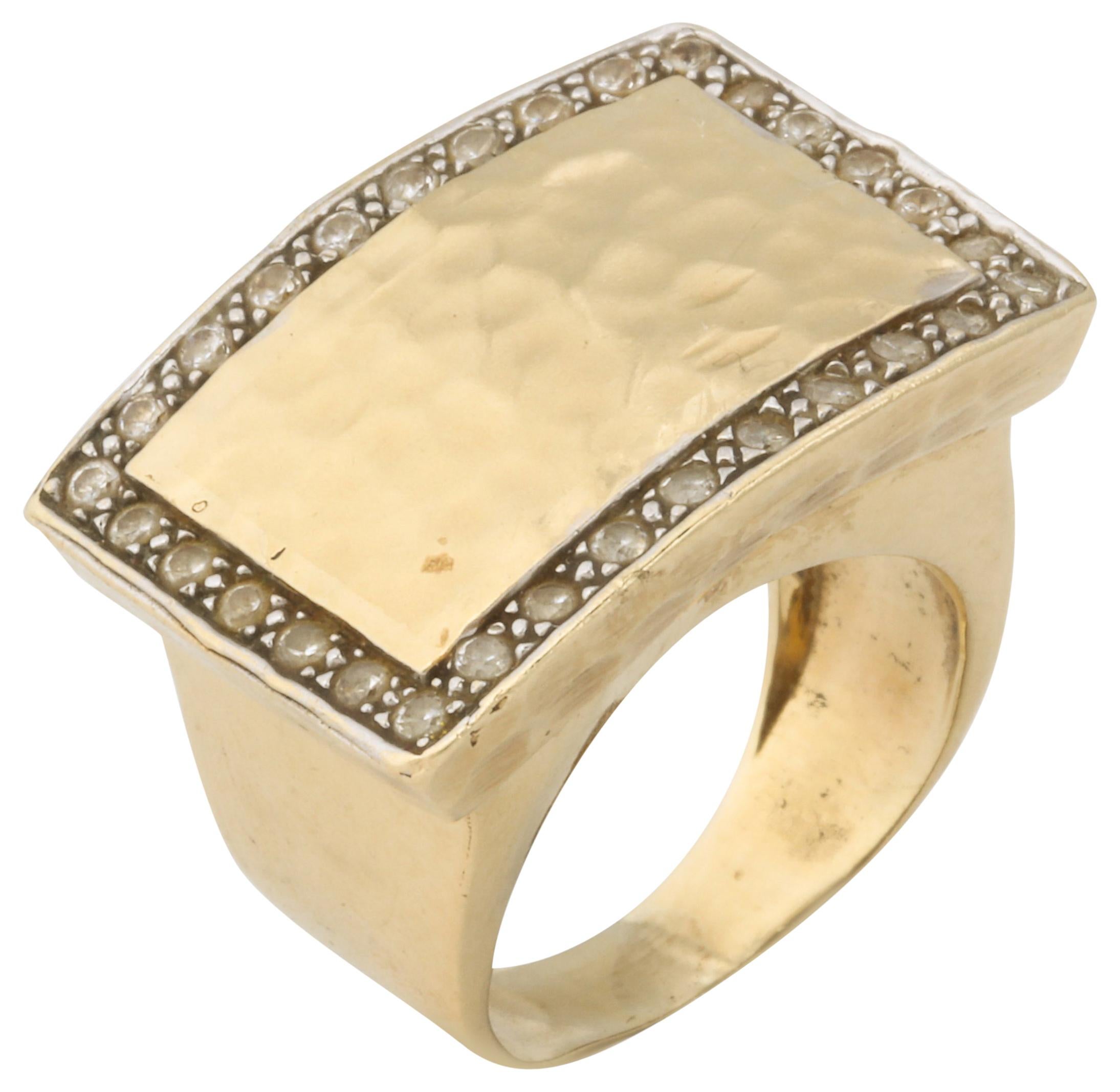 Modernistischer handgehämmerter Ring aus 18 Karat Gold und Diamanten im Angebot