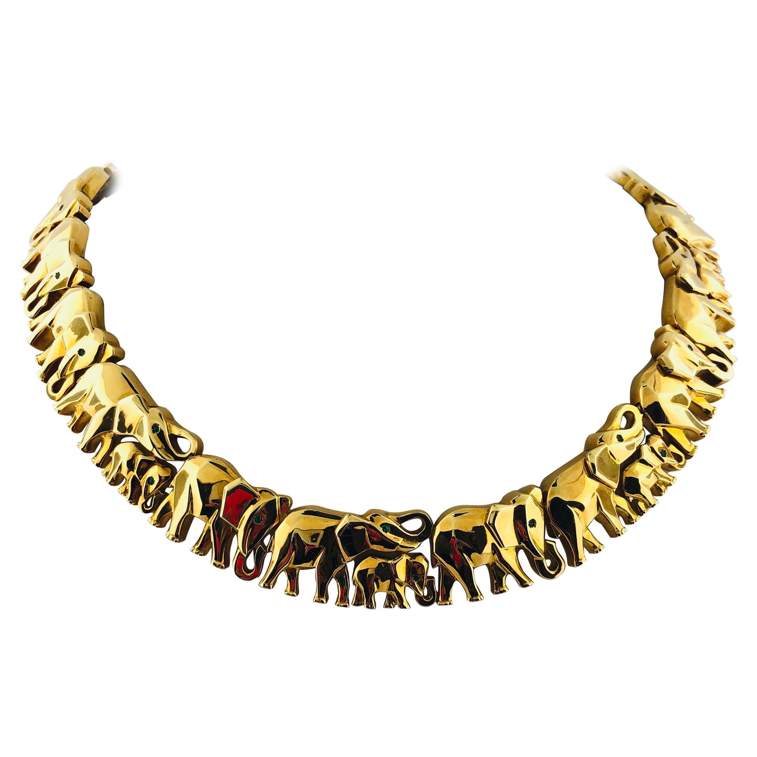 Cartier, collier éléphant en or jaune 18 carats avec yeux d'émeraude en vente