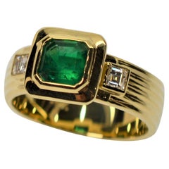 18K Yellow Gold Ring with Emerald & Diamonds 