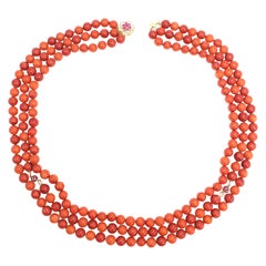 Lachsfarbene Koralle Dreireihige Perlenkette, 14 Karat Gold Rubin-Diamant-Verschluss
