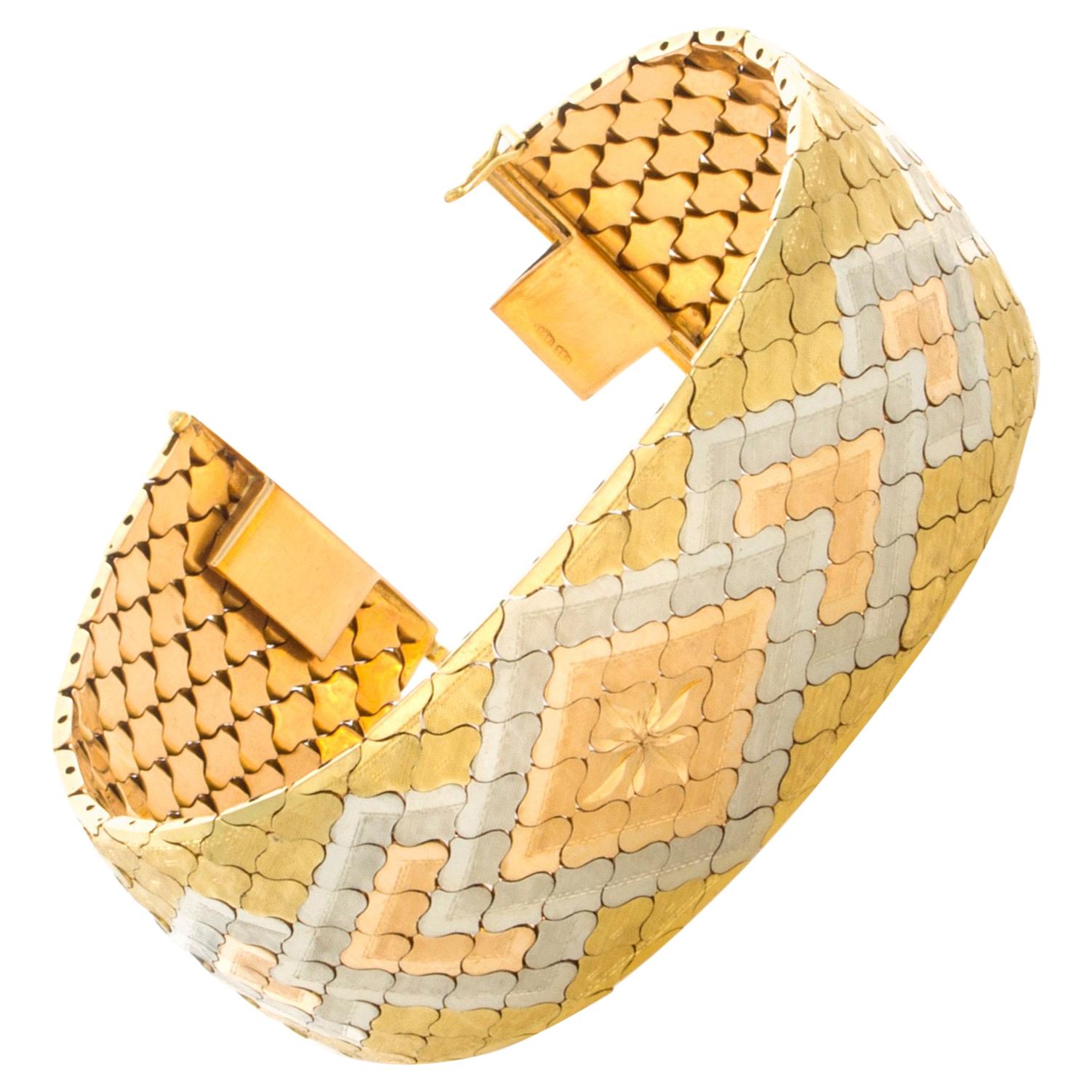 18 Karat Yellow Gold Iridium Accented Waved Diamond Shaped Link Bracelet For Sale