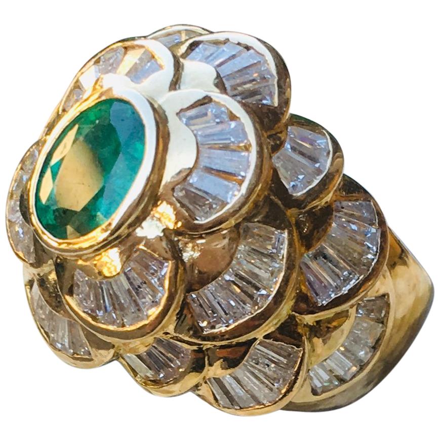 Sophisticated Oval Emerald and 3 Carat Diamonds Yellow Gold Cocktail Dome Ring