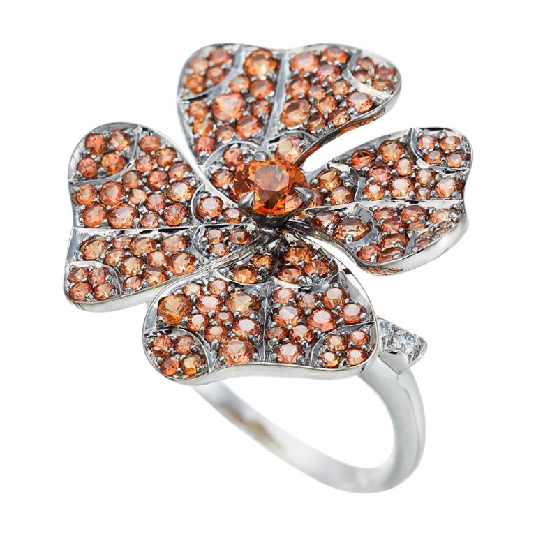 Bague en or blanc 18 carats, diamants blancs et saphirs orange