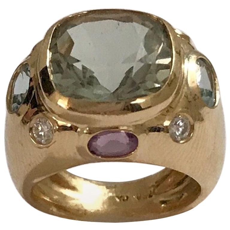 Bonheur Ring, gewölbter Ring aus Gelbgold mit grünem Amethyst, Amethyst und blauem Topas