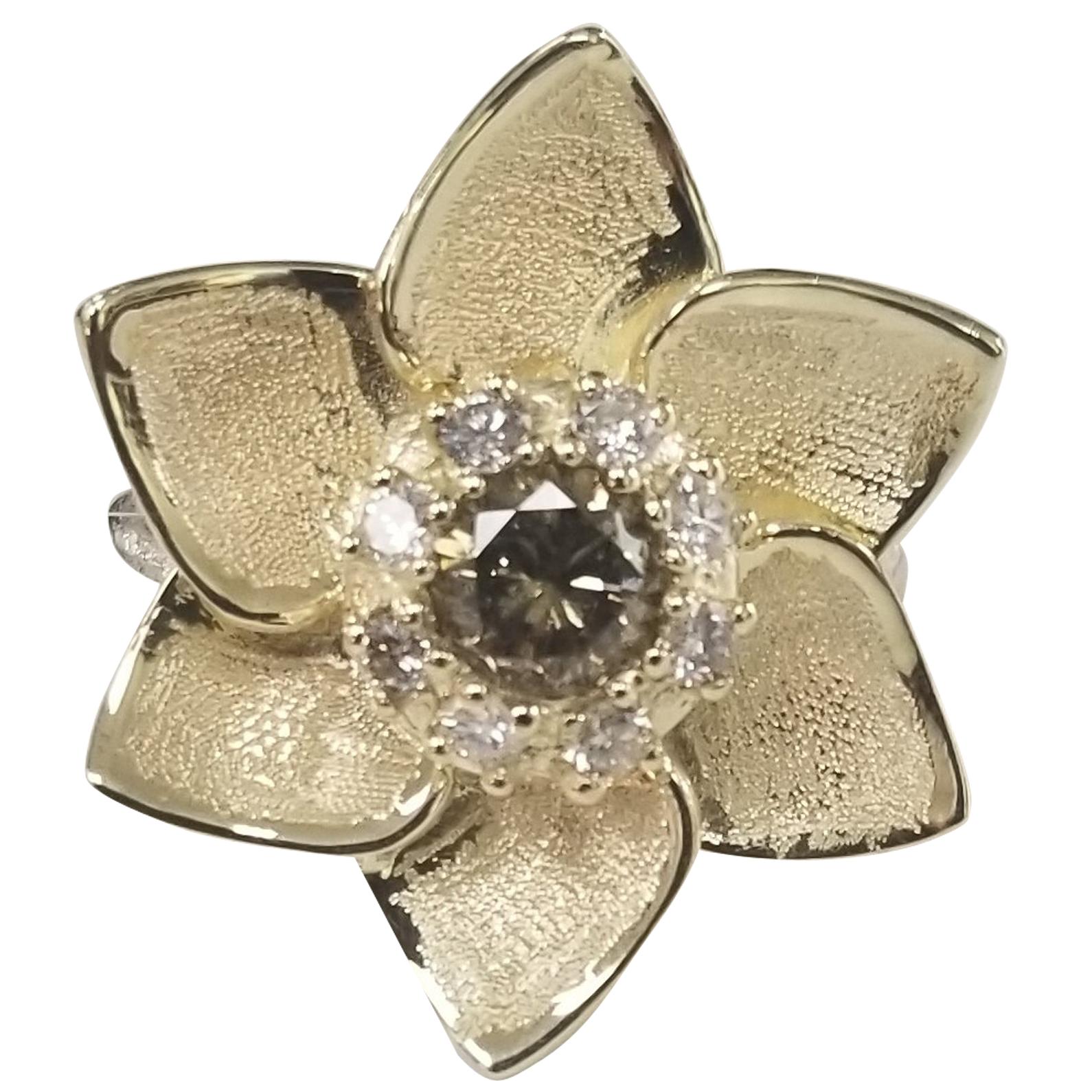 Fleur en or 14 carats avec jaune verdâtre de 0,68 carat. Diamant et 0,30pts. Chapeau Halo