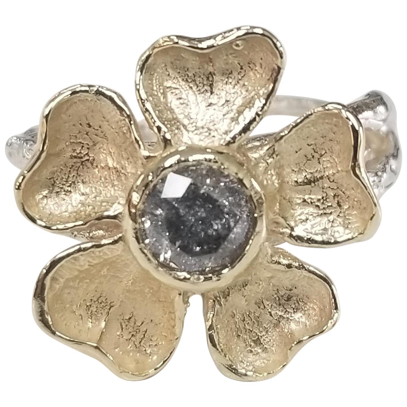 Fleur en or 14 carats avec un « Salt N Pepper » en diamant 0,62 carat