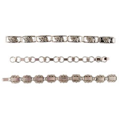 Trois bracelets en argent de design danois moderne, estampillés 830S