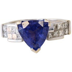 Bague en or blanc 18 carats avec tanzanite taille trillion et diamants taille princesse