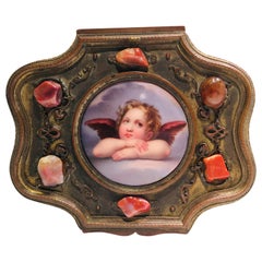 Antique French Caja de Baratijas de Metal con Placa de Porcelana de la Virgen Sixtina y Querubín