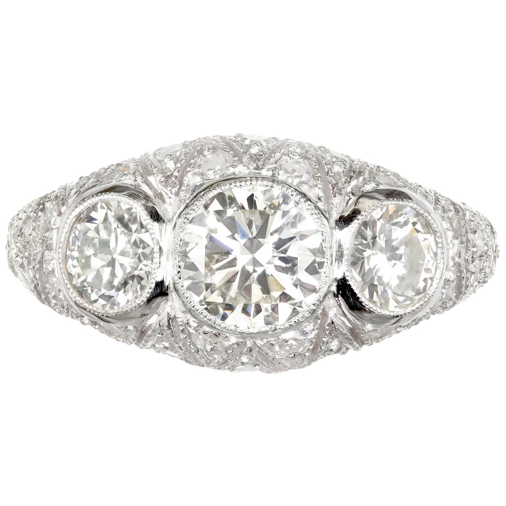 1,83 Karat Diamant Art Deco filigraner Verlobungsring aus Platin mit drei Steinen