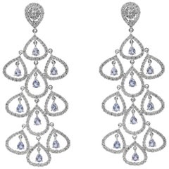 Boucles d'oreilles chandelier en saphir bleu en forme de poire de 11,38 carats au total et diamants ronds