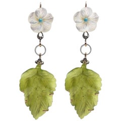 Boucles d'oreilles pendantes en or avec pierres blanches et jade