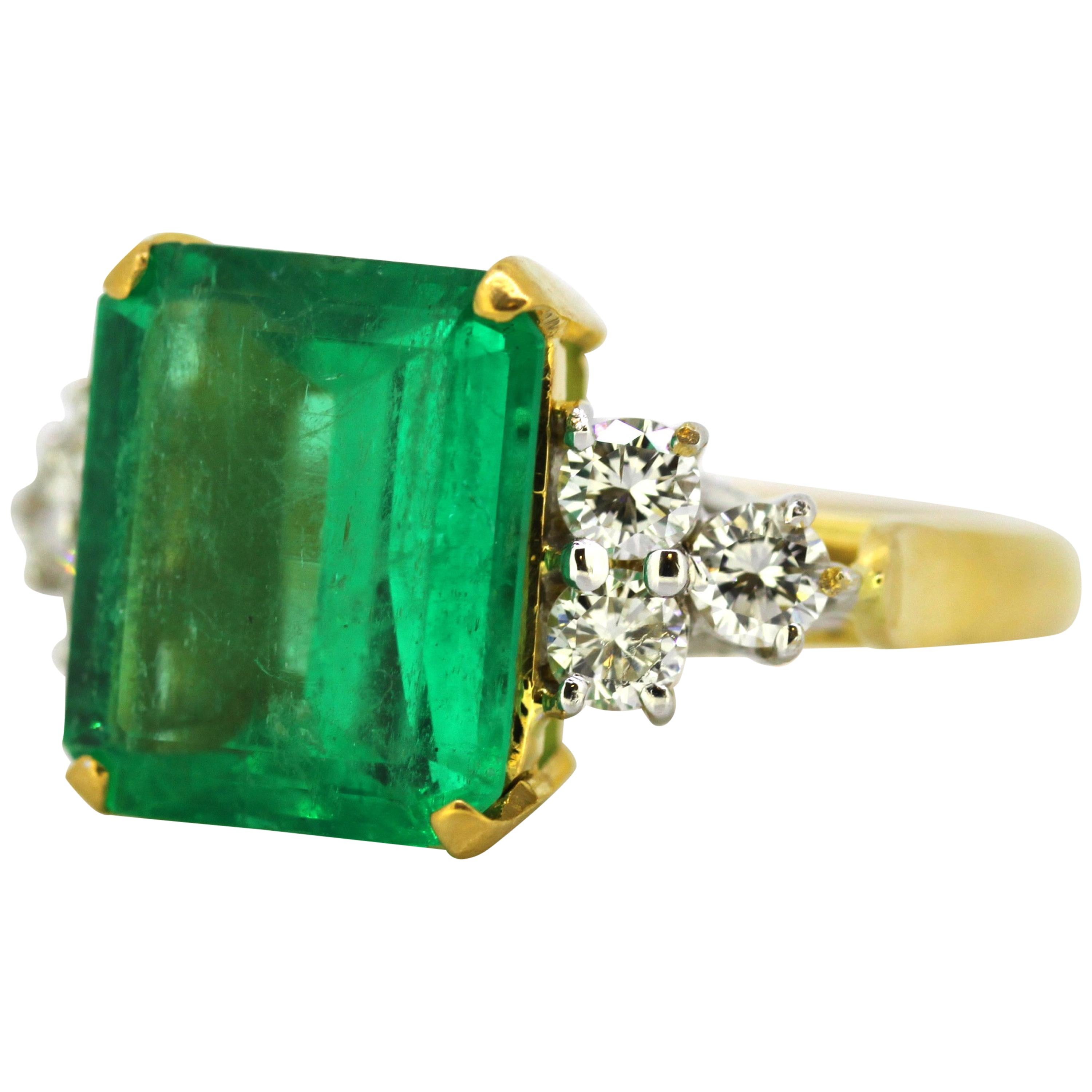 18 Karat Gold Ladies Ring with Emerald and Diamonds