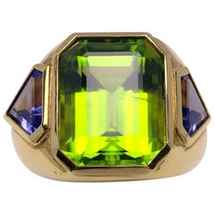 Bague en or jaune 18 carats, péridot 15,33 carats et tanzanite 1,87 carat