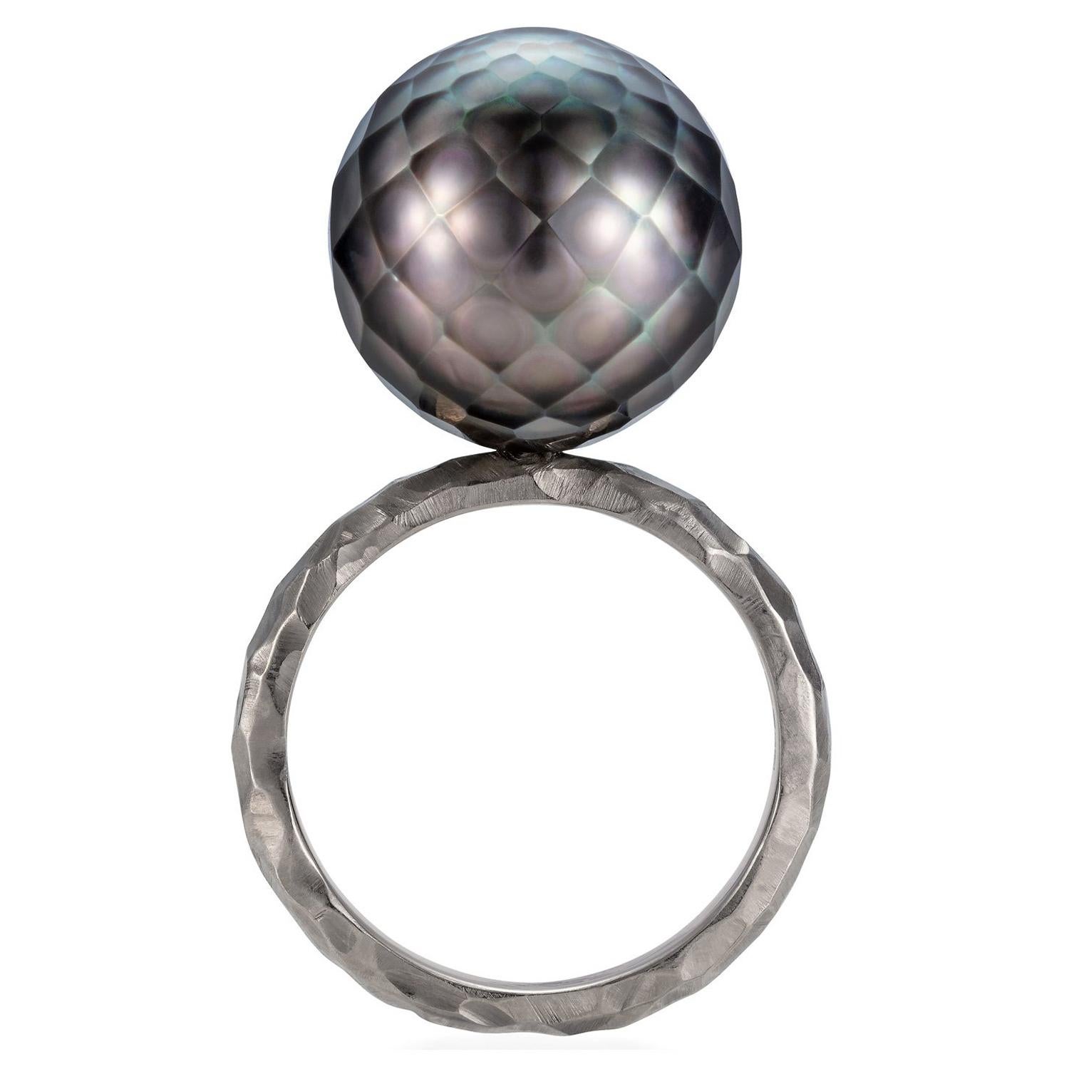 Sweet Pea 18k White Gold Hammered Band Ring With Faceted Black Tahitian Pearl For Sale