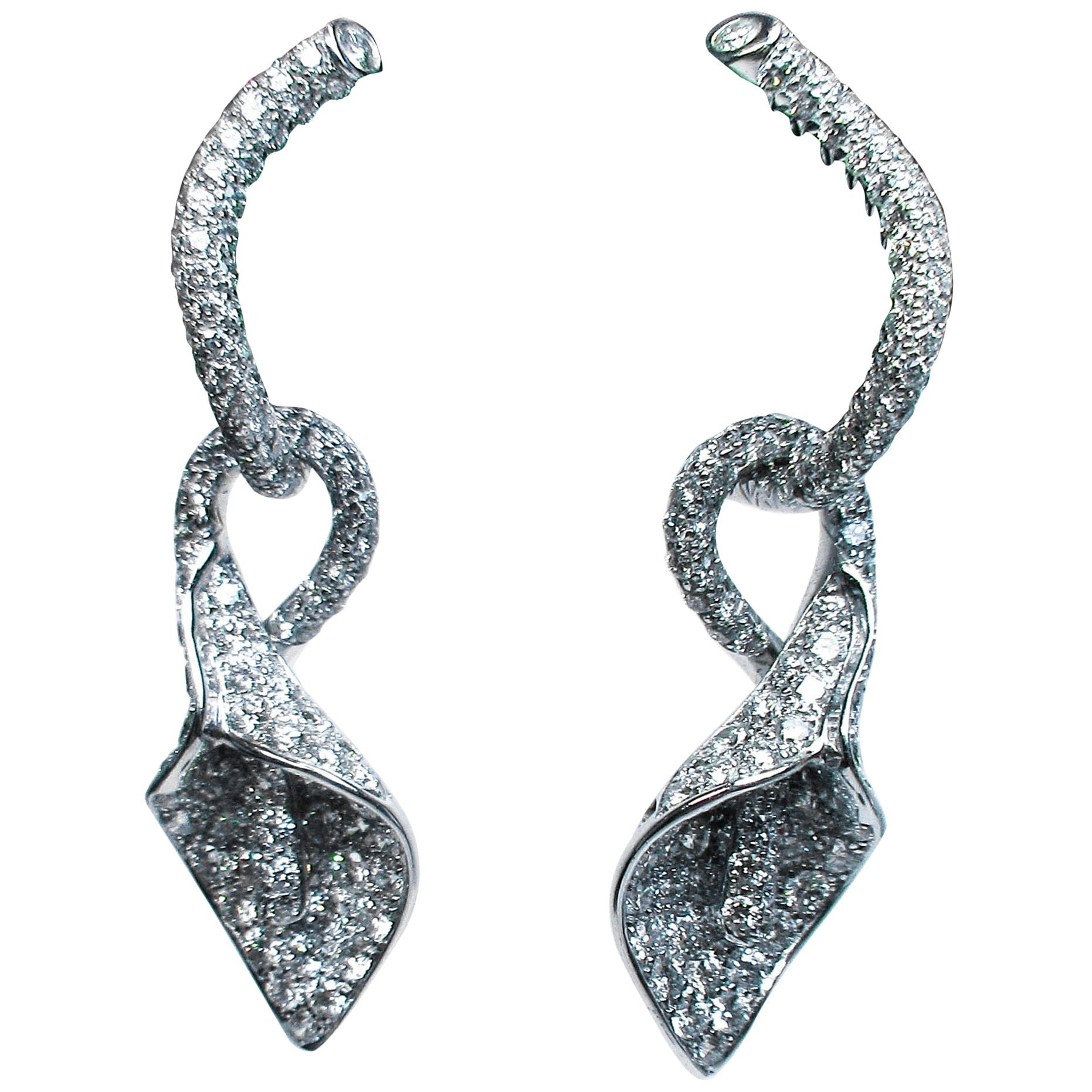 Asprey Boucles d'oreilles en goutte à fleurs en or blanc 18 carats et diamants en vente