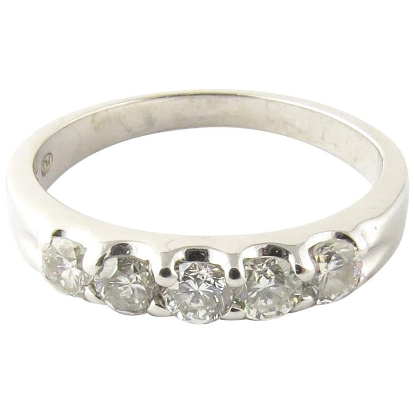 Alianza de oro blanco de 14 quilates con diamante brillante redondo