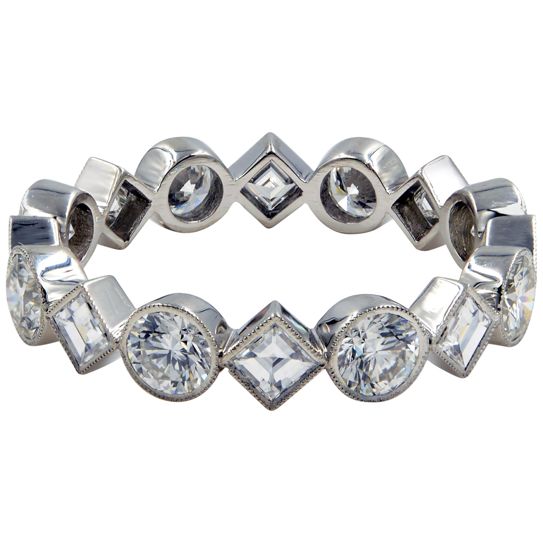 1,98 Karat handgefertigter Platin-Eternity-Ring mit Diamanten im Rundschliff im Angebot