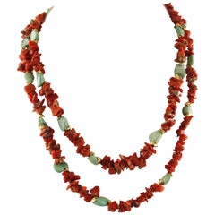 Collier  plusieurs rangs de corail rouge, pierres turquoises et corde