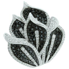 Anello da cocktail in oro con diamante nero e diamante bianco