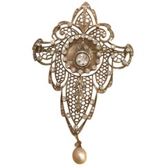 0.85 Carat Diamond and White Pearl Yellow Gold and Silver Art Deco Brooch