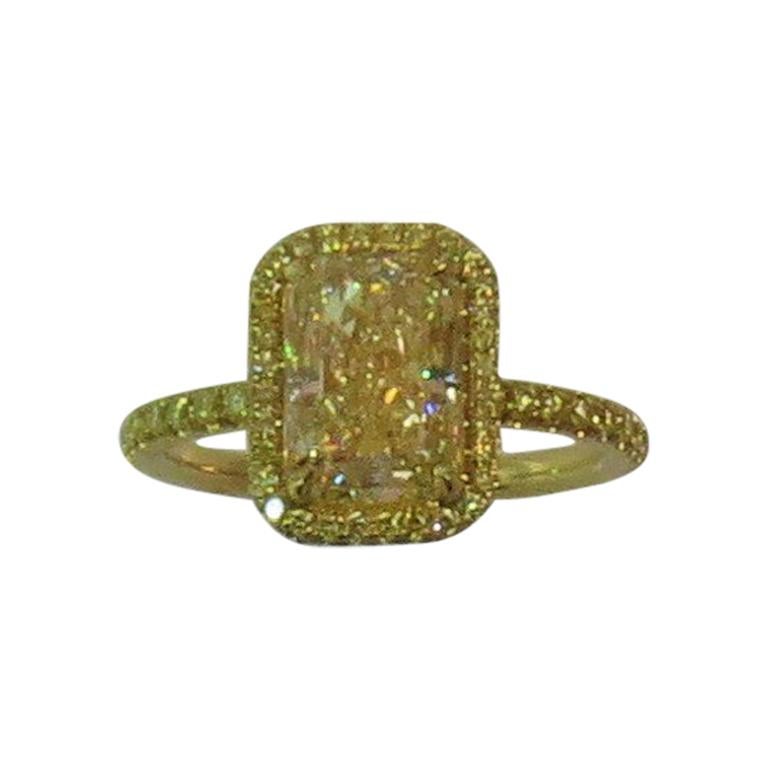 18 Karat Gold Ring Set with 2.36 Carat Light Fancy Yellow Radiant Cut Diamond For Sale